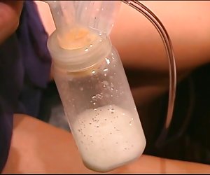 Sexy de pelo largo latina bombas dobles de leche de sus pechos hinchados pechos doble