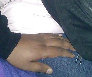 Porno lizbiyanok colegialas ver a tientas en la pierna de la chica en el bus 2 bus chica