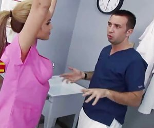 La joven sally enciende con su amigo, y ya no es la primera vez.