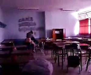 La Profesora y alumno cojiendo en un aula (espia) argentina buenos