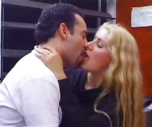 La mujer antes de la llegada de su marido con el trabajo. cuando llegó, vio su belleza inmediatamente y querido.