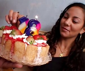 Camilo celebra su 18 cumpleaños de 18 años sexo amateur