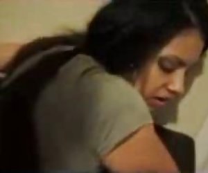 Ver porno de la película de drácula cogiendo en el sofá
