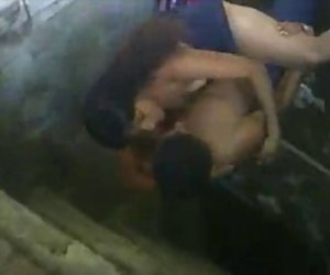 Colegial mexicana espiada mientras coge en el parque! par la tina