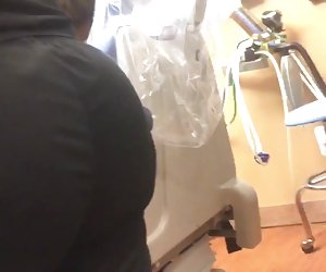 Phat culo en el consultorio del dentista en el dentista en la oficina