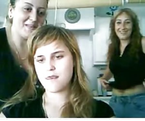 Webcam español 20yo chica novia de mamá mostrando las tetas de la novia de la novia tetas