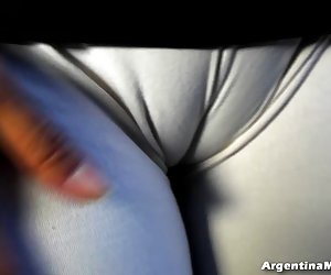 Gran cameltoe, tetas grandes, haciendo sexy yoga en el apretado pantalón de lycra big sexy haciendo yoga
