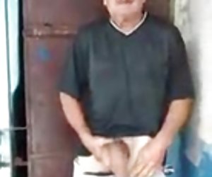 Video de sexo de chat en línea daddy muestra su enorme polla
