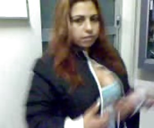 Borracho chick porno online en la oficina muestra sus tetas